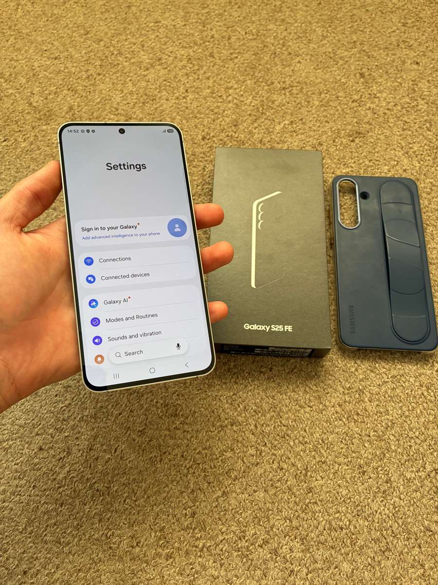 Samsung Galaxy S25 FE 5G 256GB Dual Sim excellent condition with box and cover - Navy