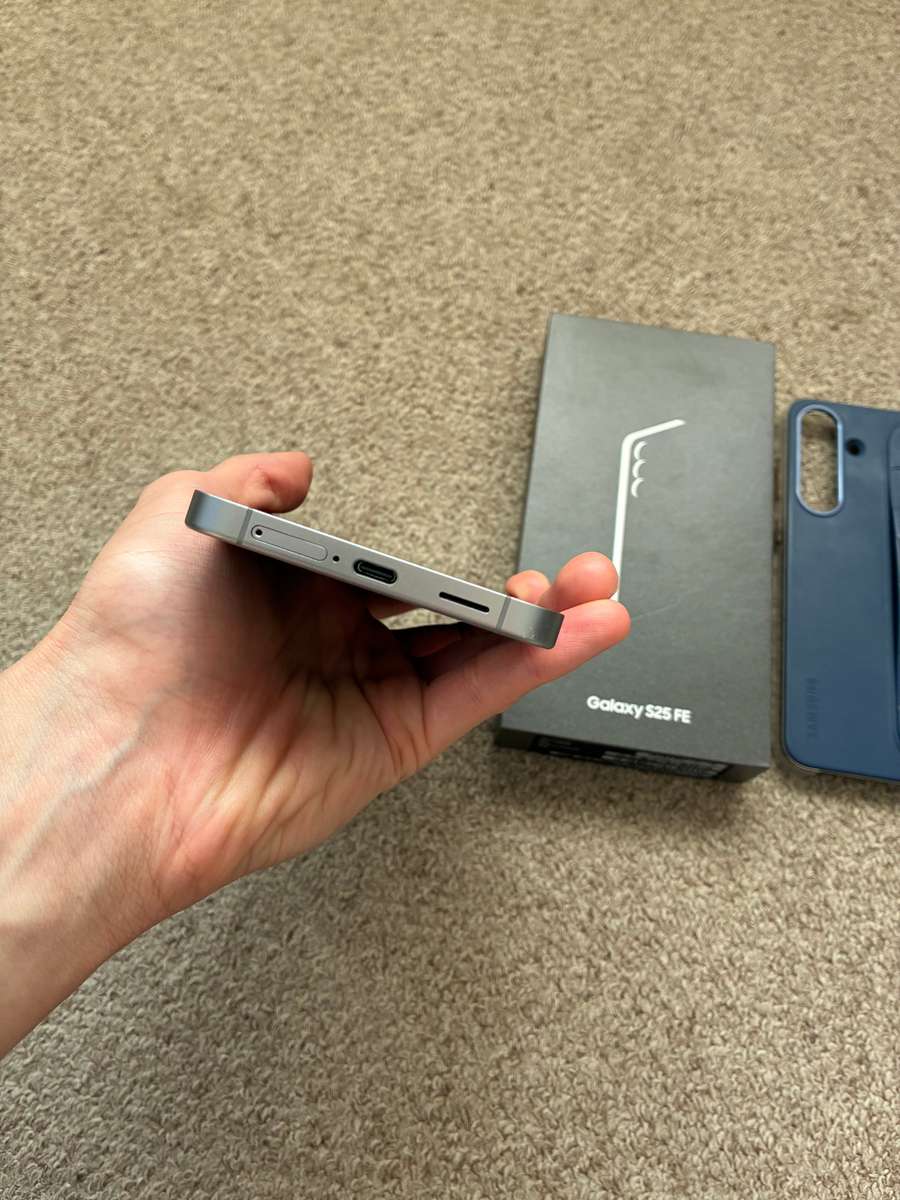 Samsung Galaxy S25 FE 5G 256GB Dual Sim excellent condition with box and cover - Navy