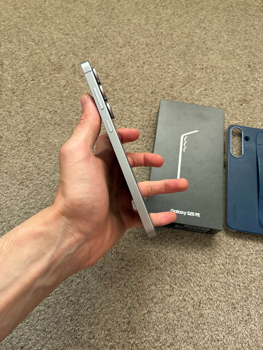 Samsung Galaxy S25 FE 5G 256GB Dual Sim excellent condition with box and cover - Navy