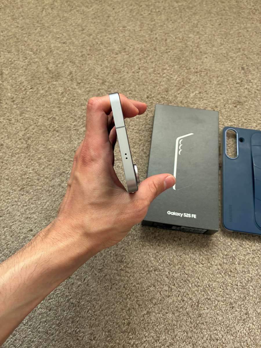 Samsung Galaxy S25 FE 5G 256GB Dual Sim excellent condition with box and cover - Navy