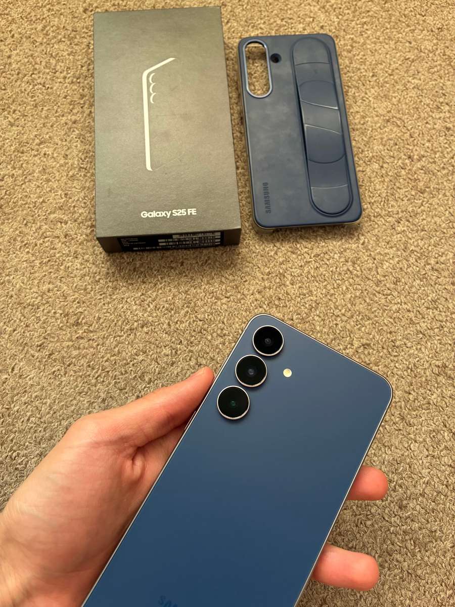 Samsung Galaxy S25 FE 5G 256GB Dual Sim excellent condition with box and cover - Navy