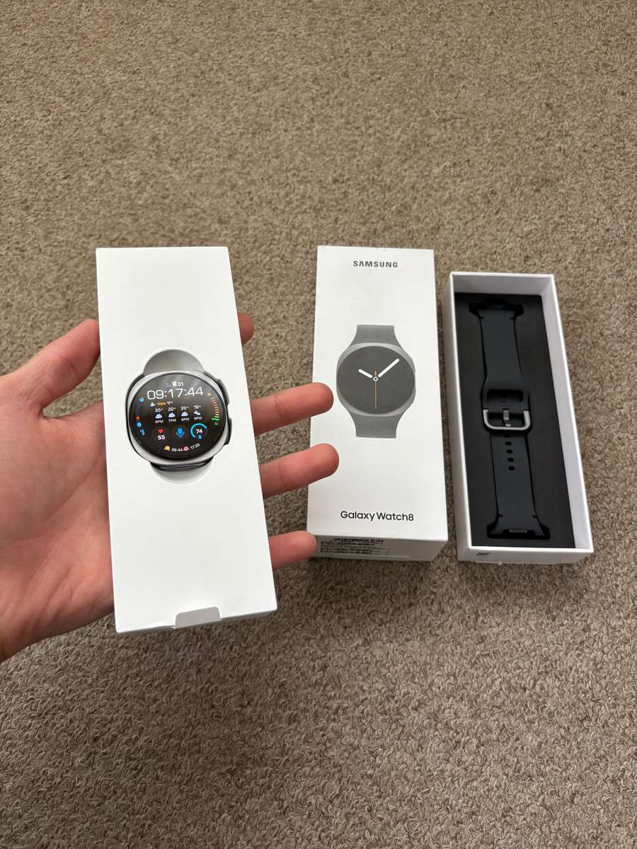 Samsung Galaxy Watch 8 40mm BT with box and charger