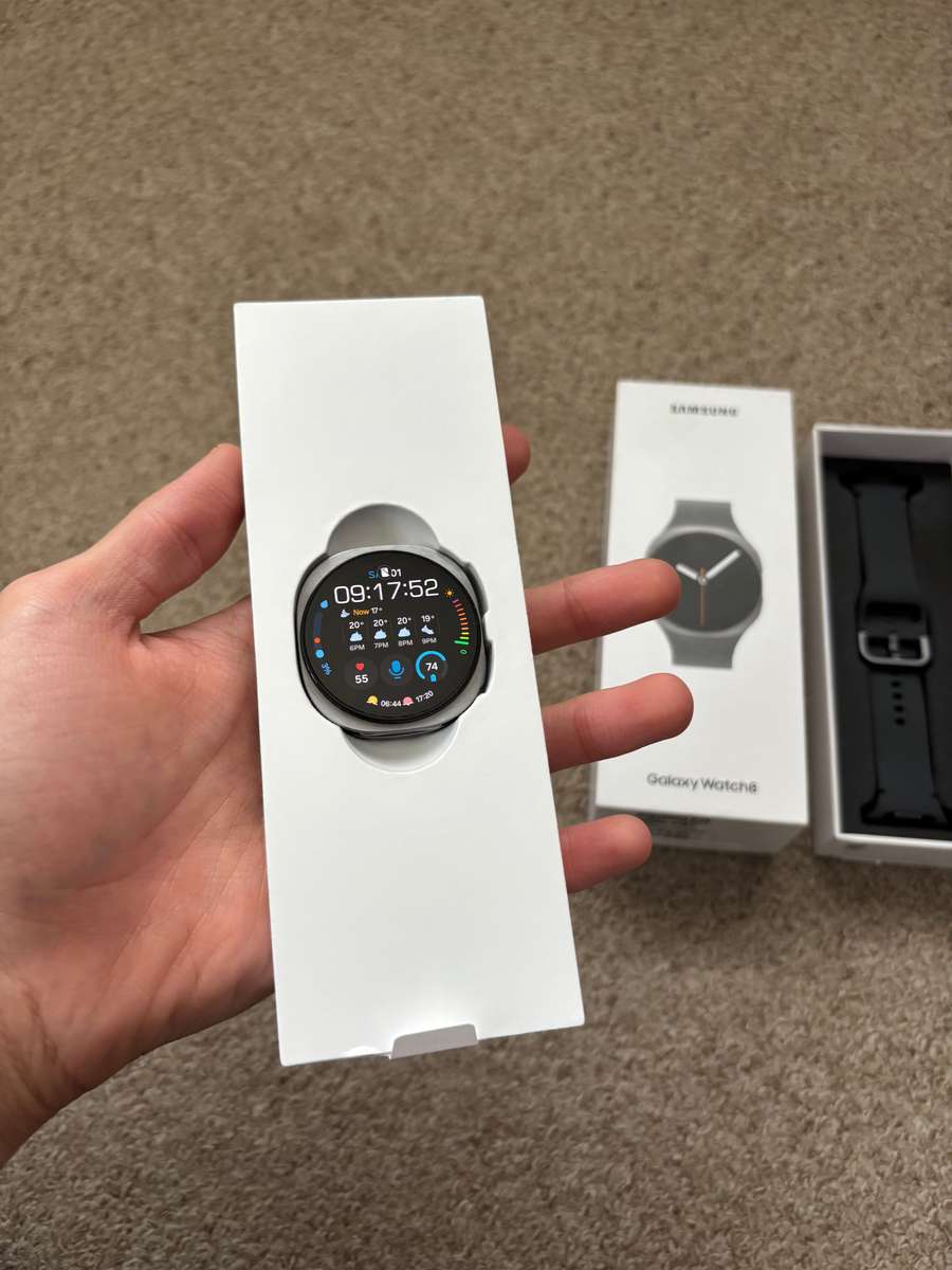 Samsung Galaxy Watch 8 40mm BT with box and charger