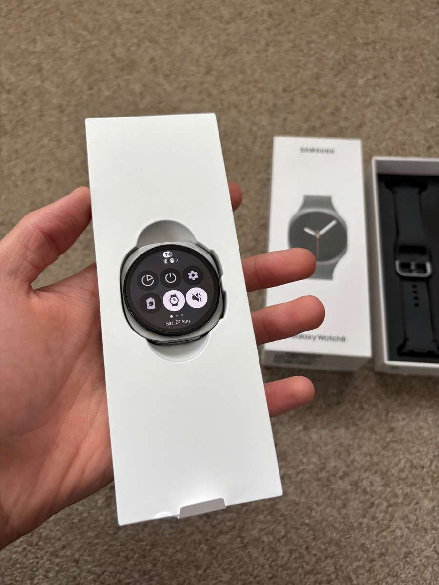 Samsung Galaxy Watch 8 40mm BT with box and charger