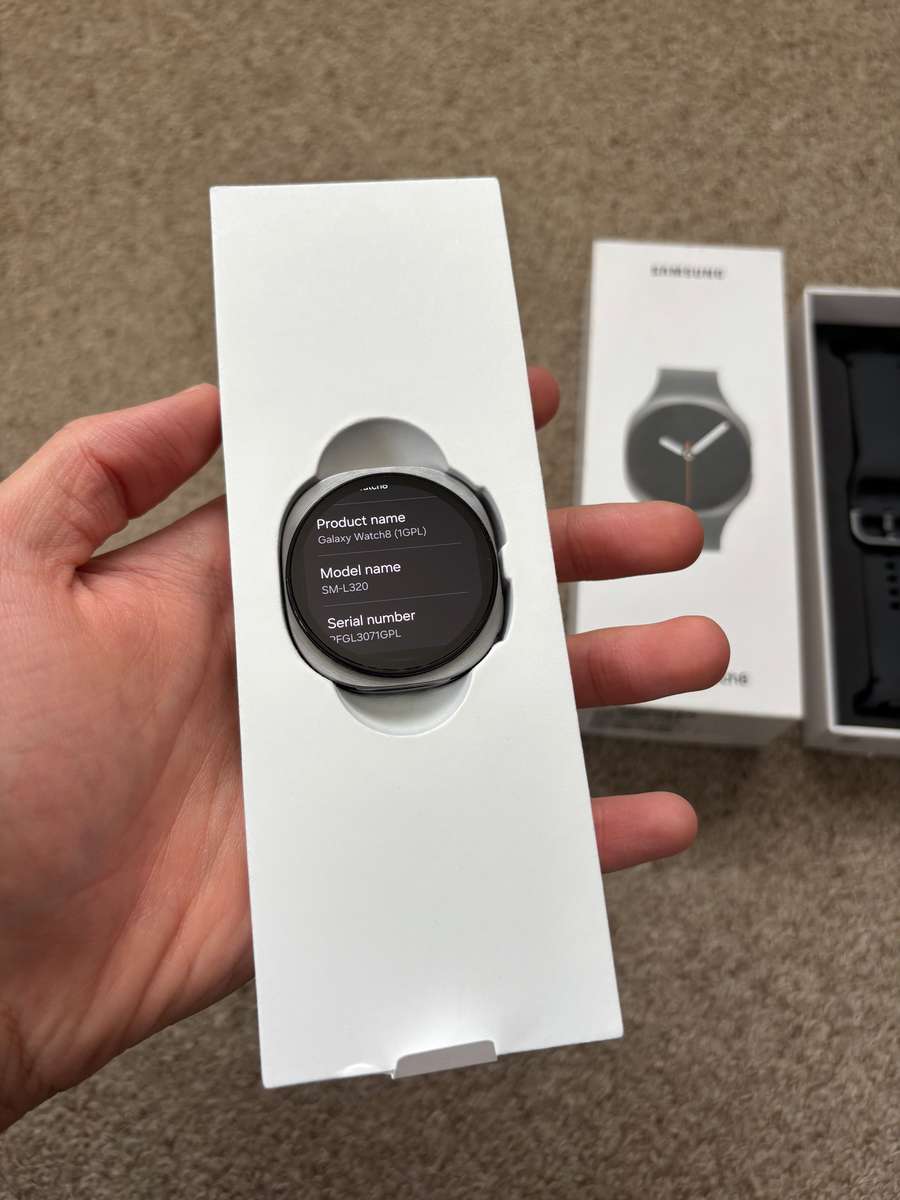 Samsung Galaxy Watch 8 40mm BT with box and charger