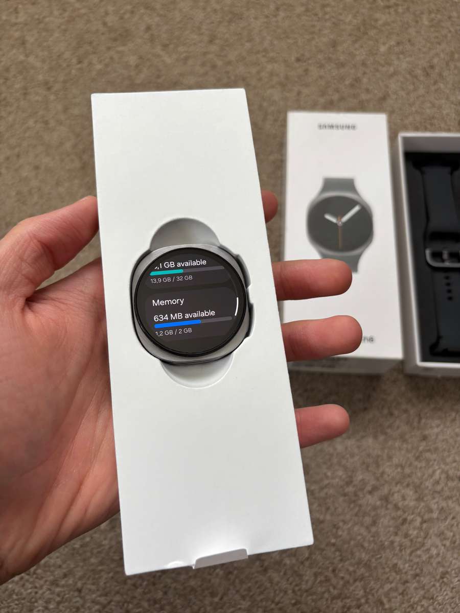 Samsung Galaxy Watch 8 40mm BT with box and charger