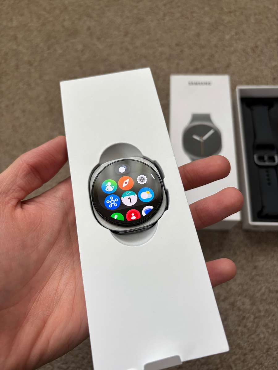 Samsung Galaxy Watch 8 40mm BT with box and charger
