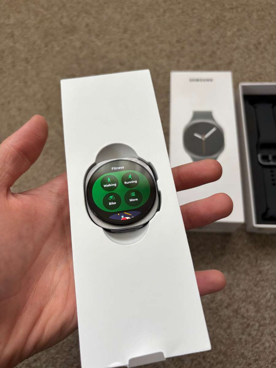 Samsung Galaxy Watch 8 40mm BT with box and charger