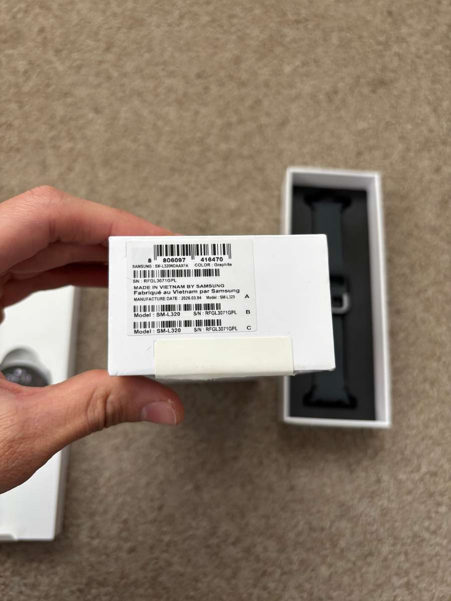 Samsung Galaxy Watch 8 40mm BT with box and charger