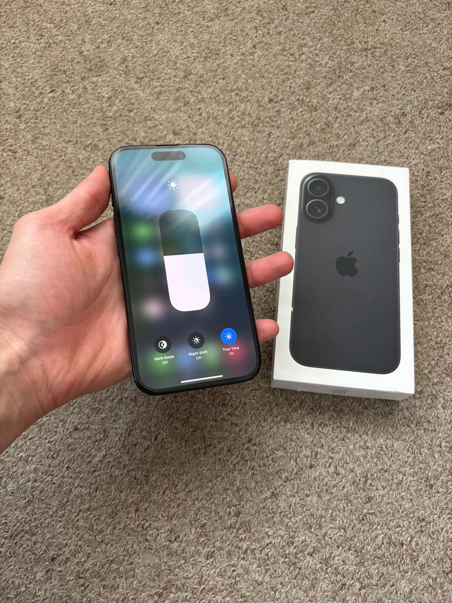Apple iPhone 16 128gb good condition - black