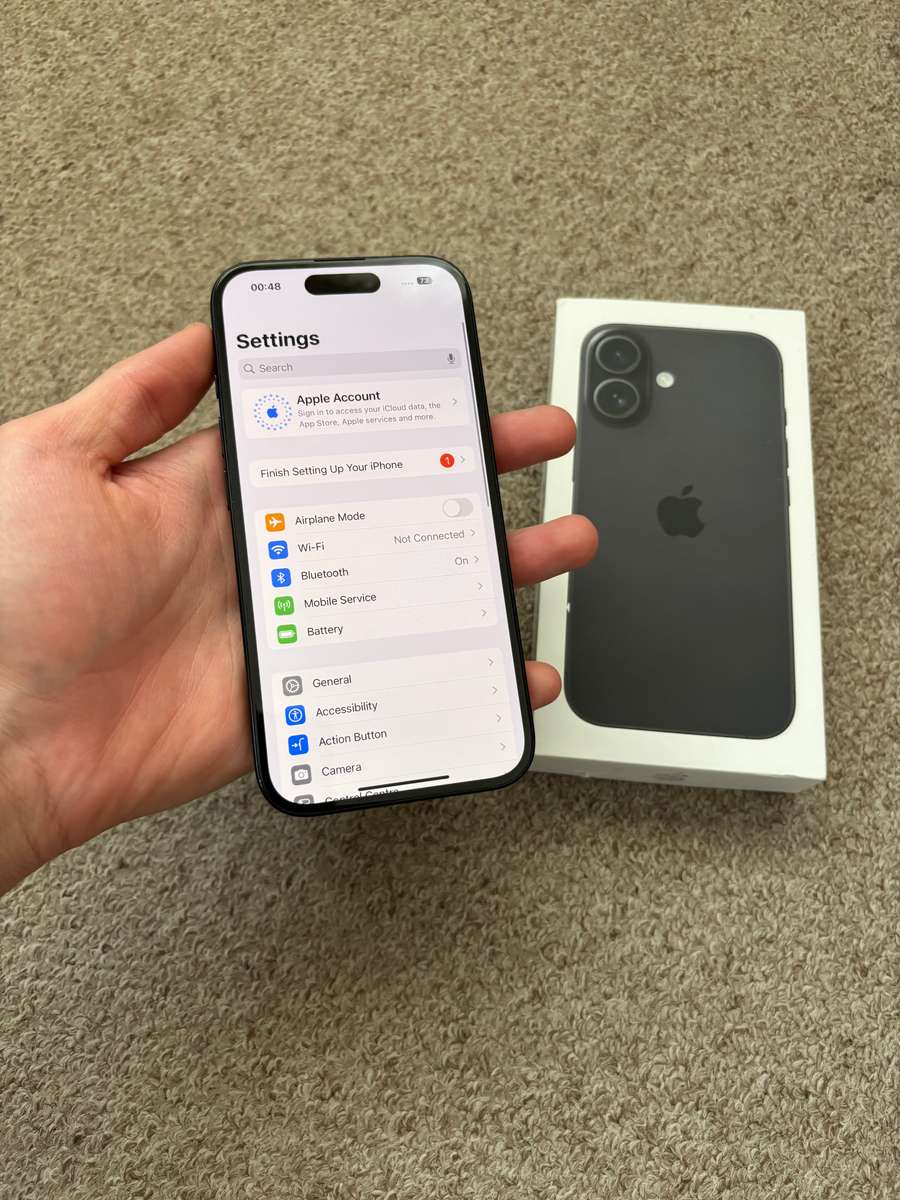 Apple iPhone 16 128gb good condition - black