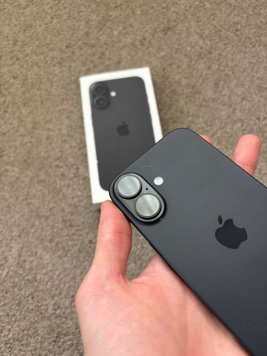 Apple iPhone 16 128gb good condition - black