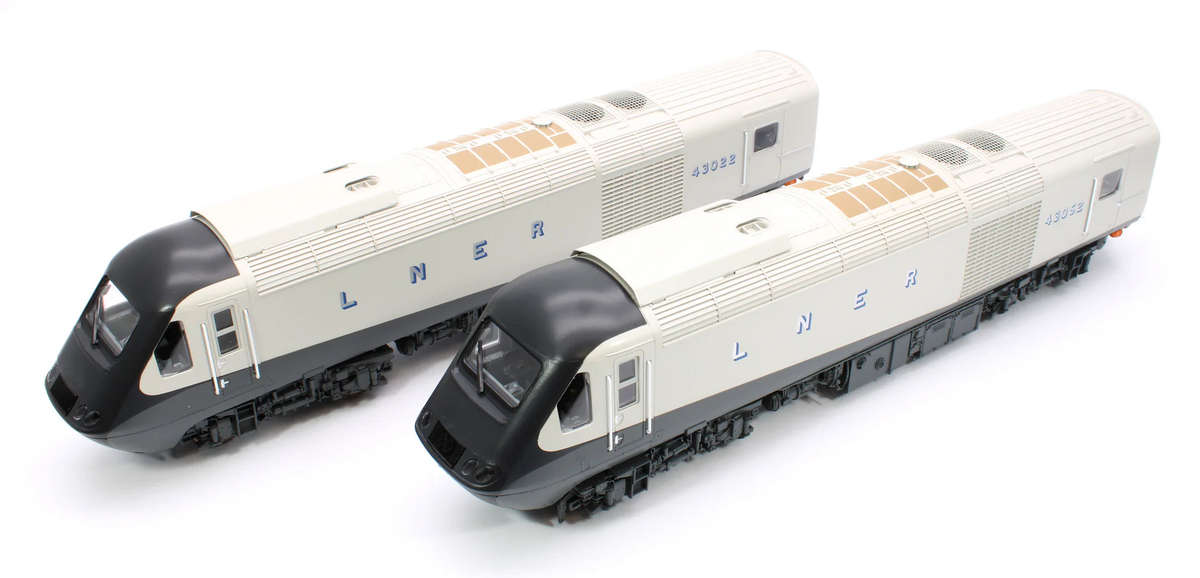 LNER - Class 43 - HST Train Pack (HM Queen Elizabeth II Platinum Jubilee) - 00 Gauge Hornby R30215