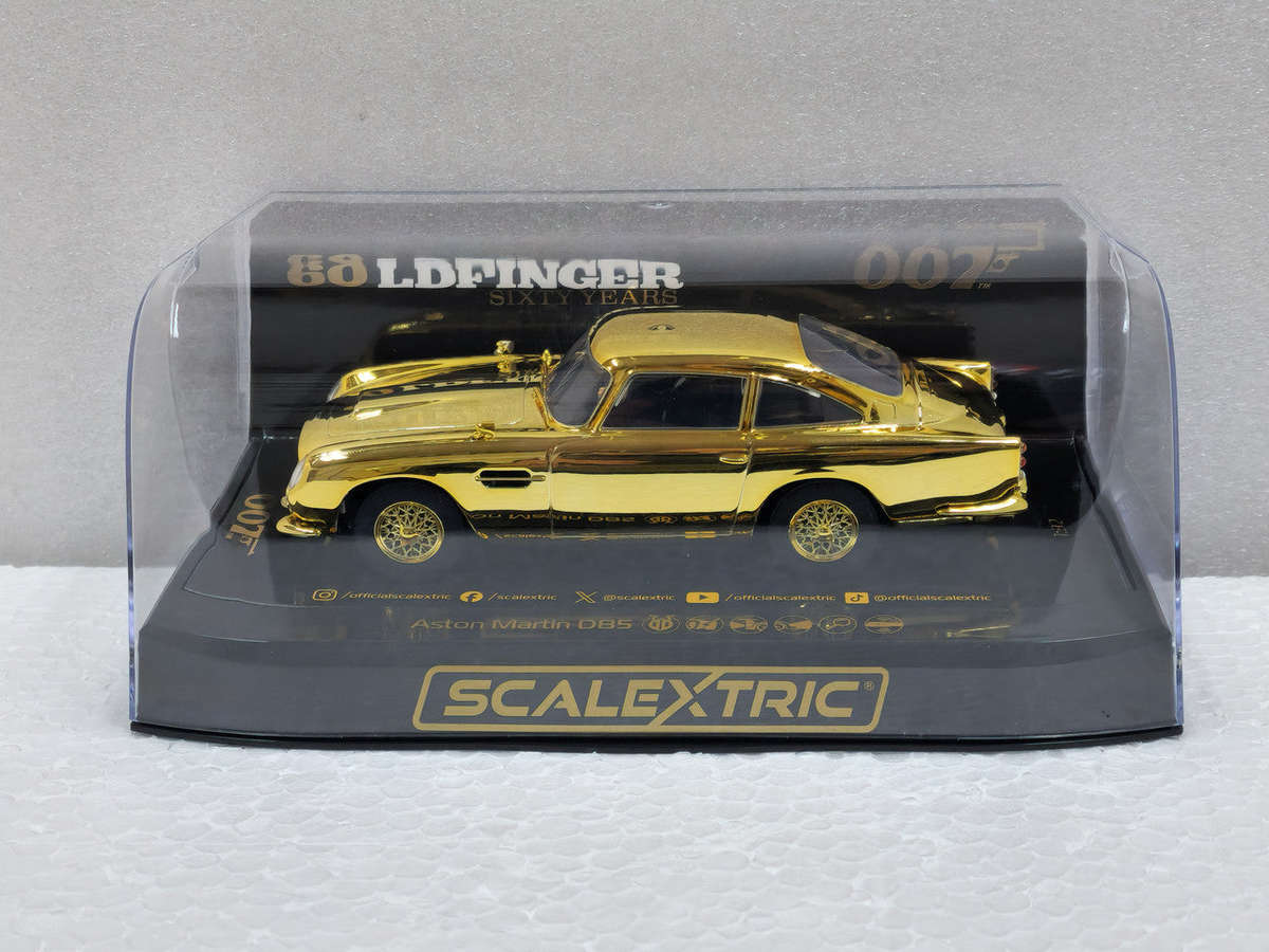 ASTON MARTIN DB5 - JAMES BOND - 60TH ANV 1/32 Scale Scalextric SCAC4550A