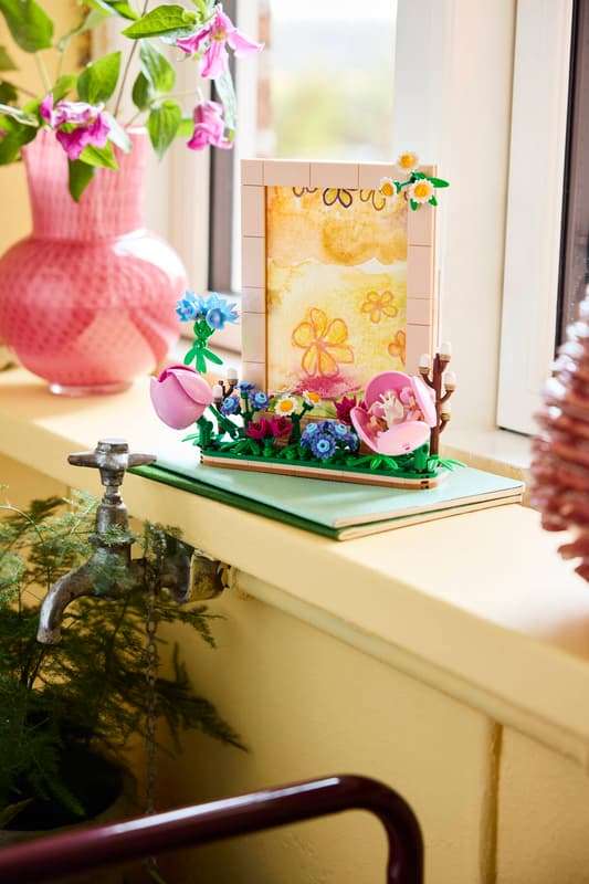 LEGO® Botanicals Floral Picture Frame - 40916 - 310 Piece Building Set