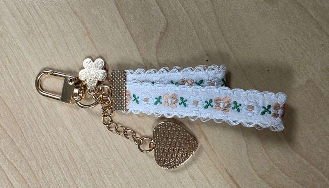 INS Style Daisy Keychain Pendant