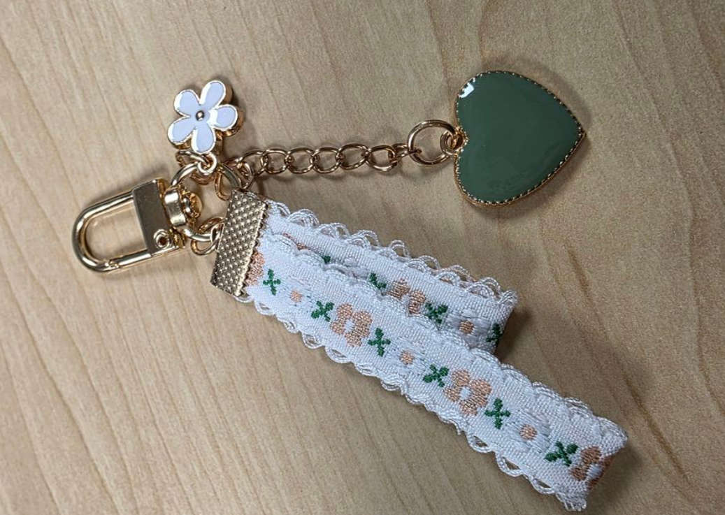 INS Style Daisy Keychain Pendant