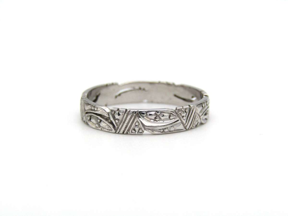 Vintage, 18K gold openwork engraved band, c.1940s