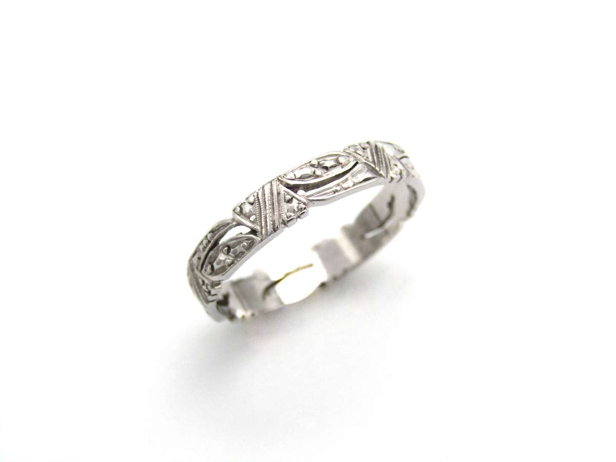 Vintage, 18K gold openwork engraved band, c.1940s