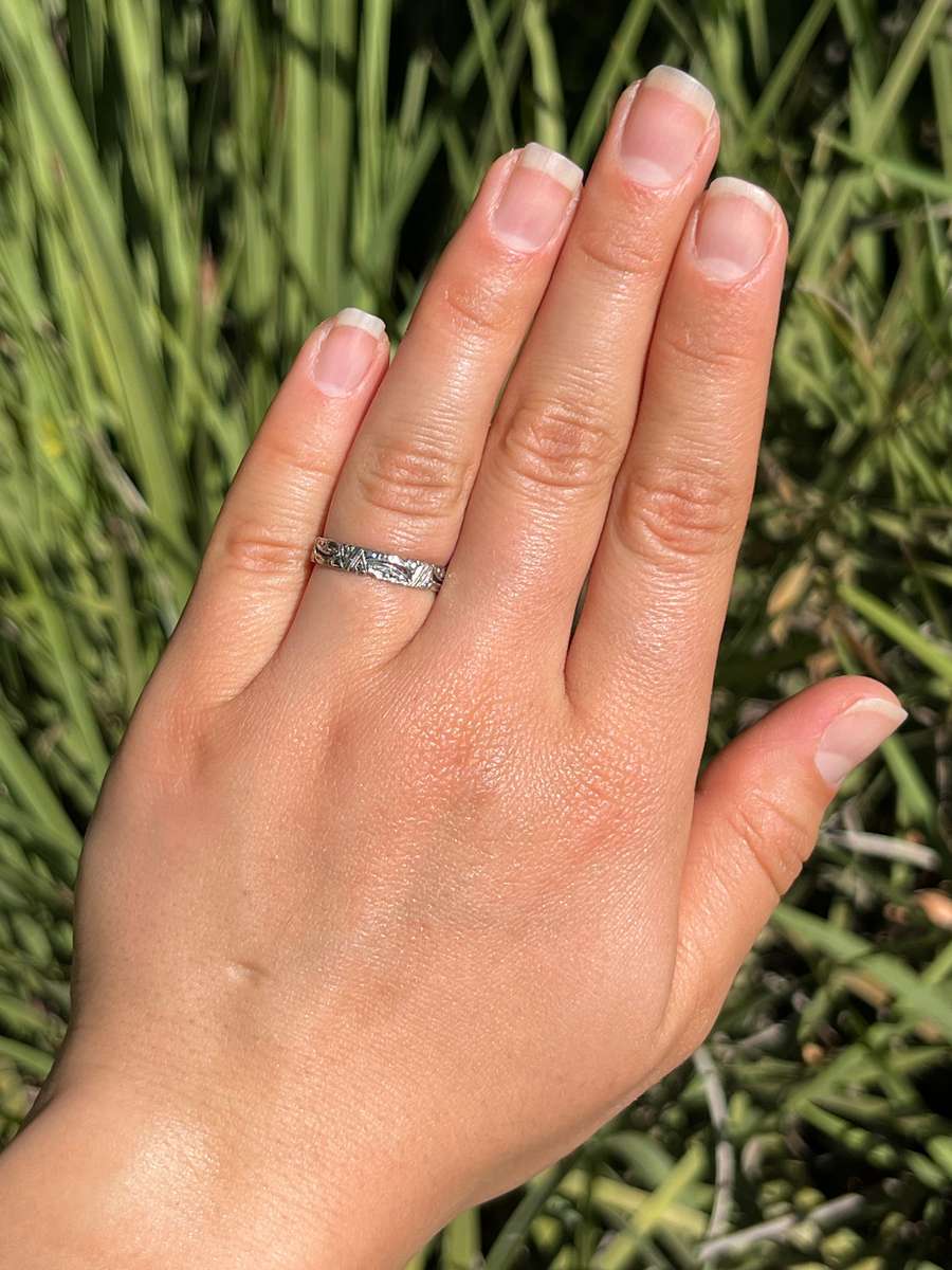 Vintage, 18K gold openwork engraved band, c.1940s