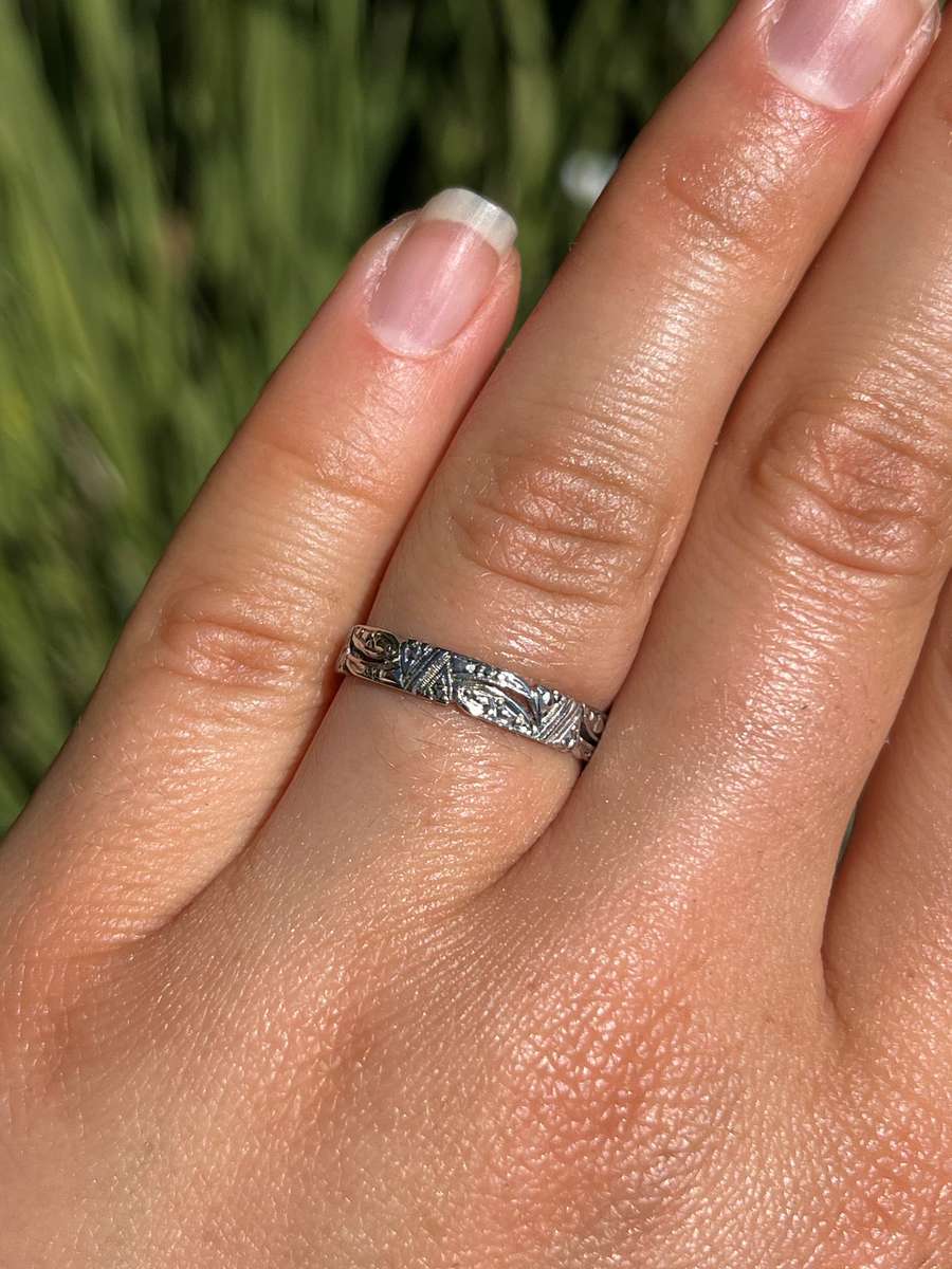 Vintage, 18K gold openwork engraved band, c.1940s