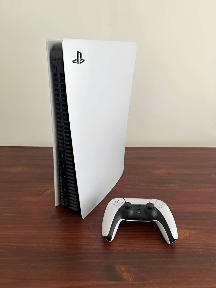 PS5 CONSOLE (1TB) 1 CONTROLLER AND CABLES