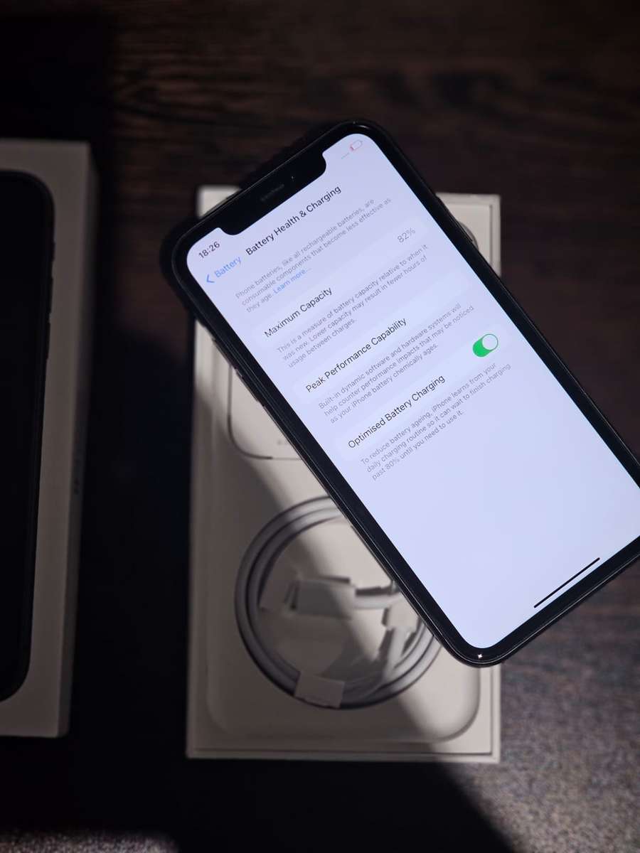 iPhone 11 64GB (Pre-owned)