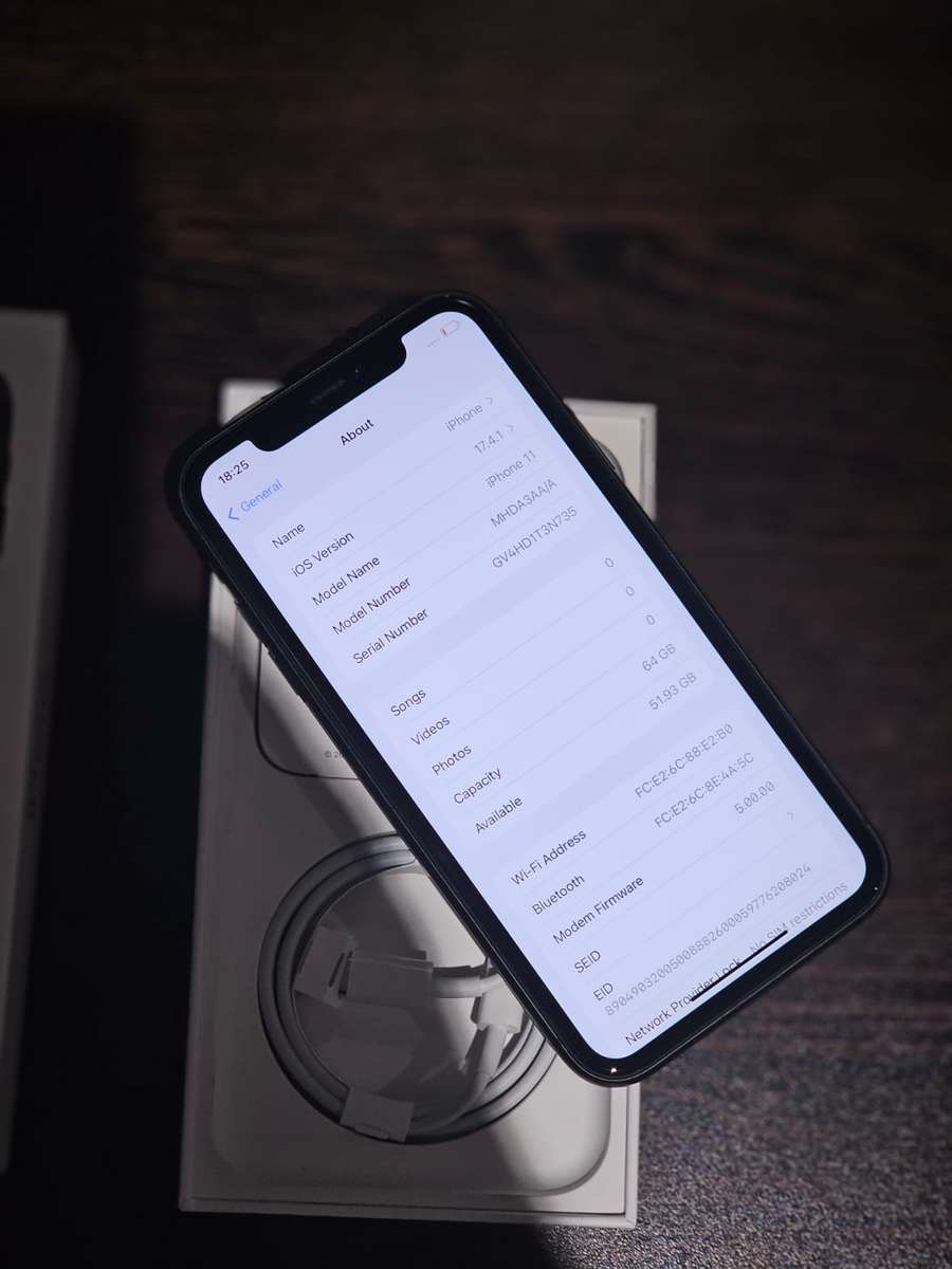 iPhone 11 64GB (Pre-owned)