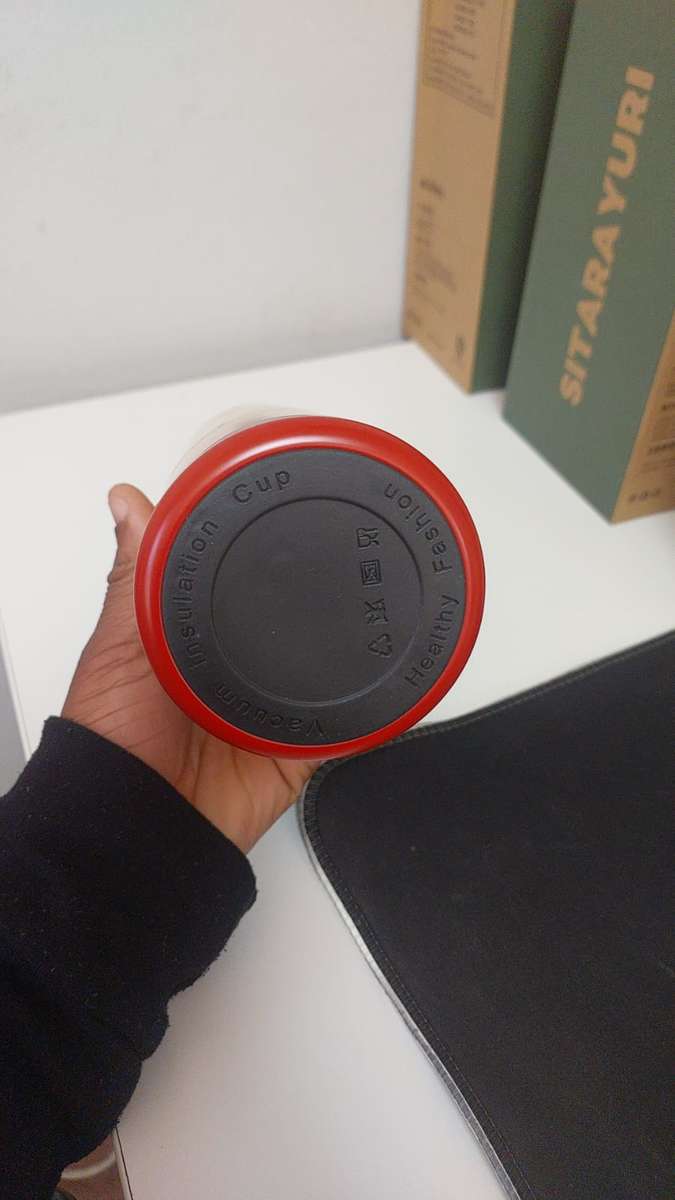 Stainless Steel Red Insulated Vacuum Bottle Double Wall Thermal Flask for Hot and Cold Drinks