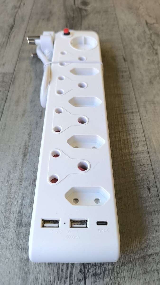 REDISSON 9 Way 4x16Amp 4x5Amp 220v + 2x 2.1Amp USB Port + 1 x Type-C Multi-Plug (10007071)