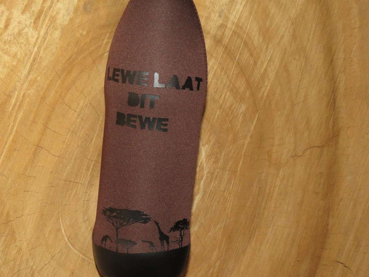 1L Neoprene water bottle sleeve 'Lewe laat dit bewe' - Bruin