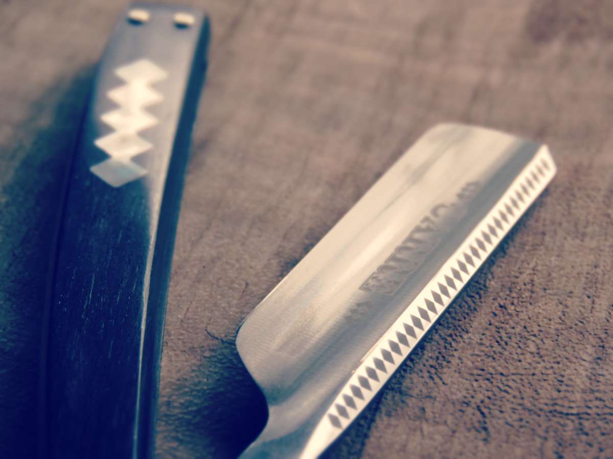 Dovo straight razor 66811 Grenadille handle, mother of pearl inlay