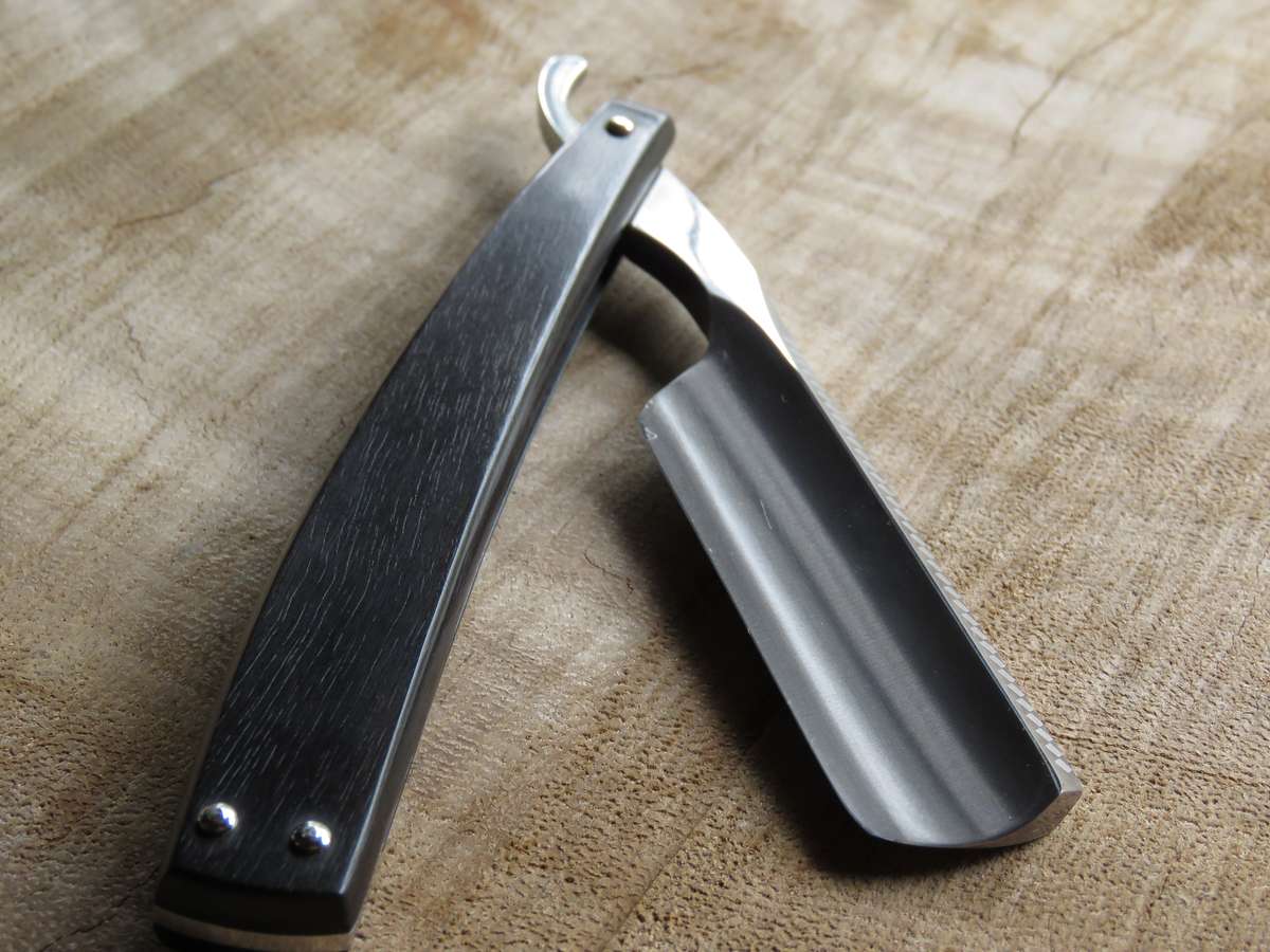 Dovo straight razor 66811 Grenadille handle, mother of pearl inlay