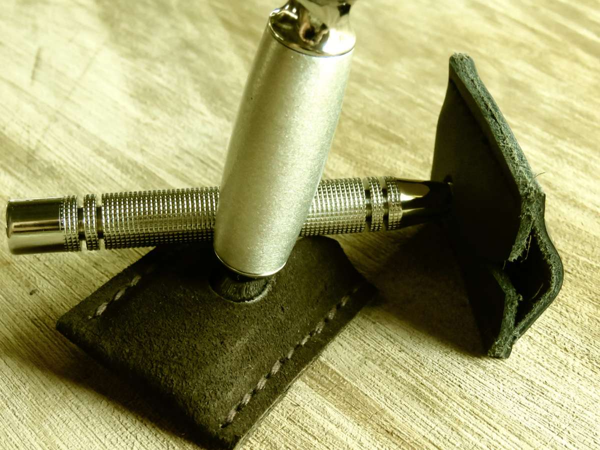 Safety razor sheath - Brown suede (textured)