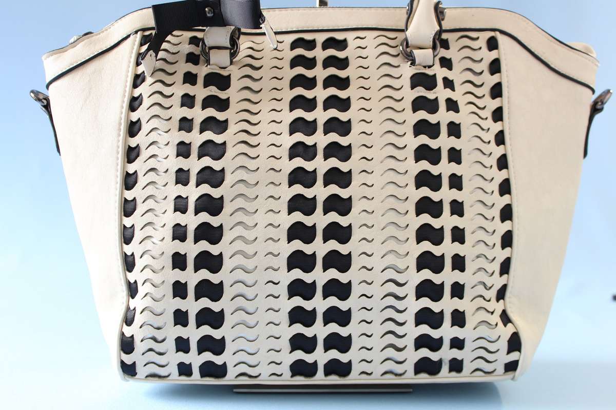 High Quality - Gorgeous Satchel in Cream and Black - Elegant and Classy!