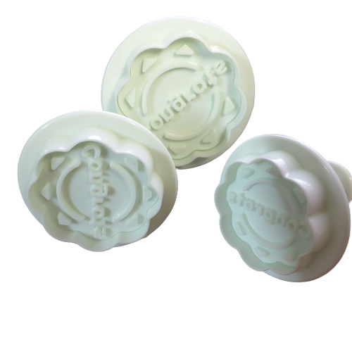 Fondant plunger Cutter: Congrats