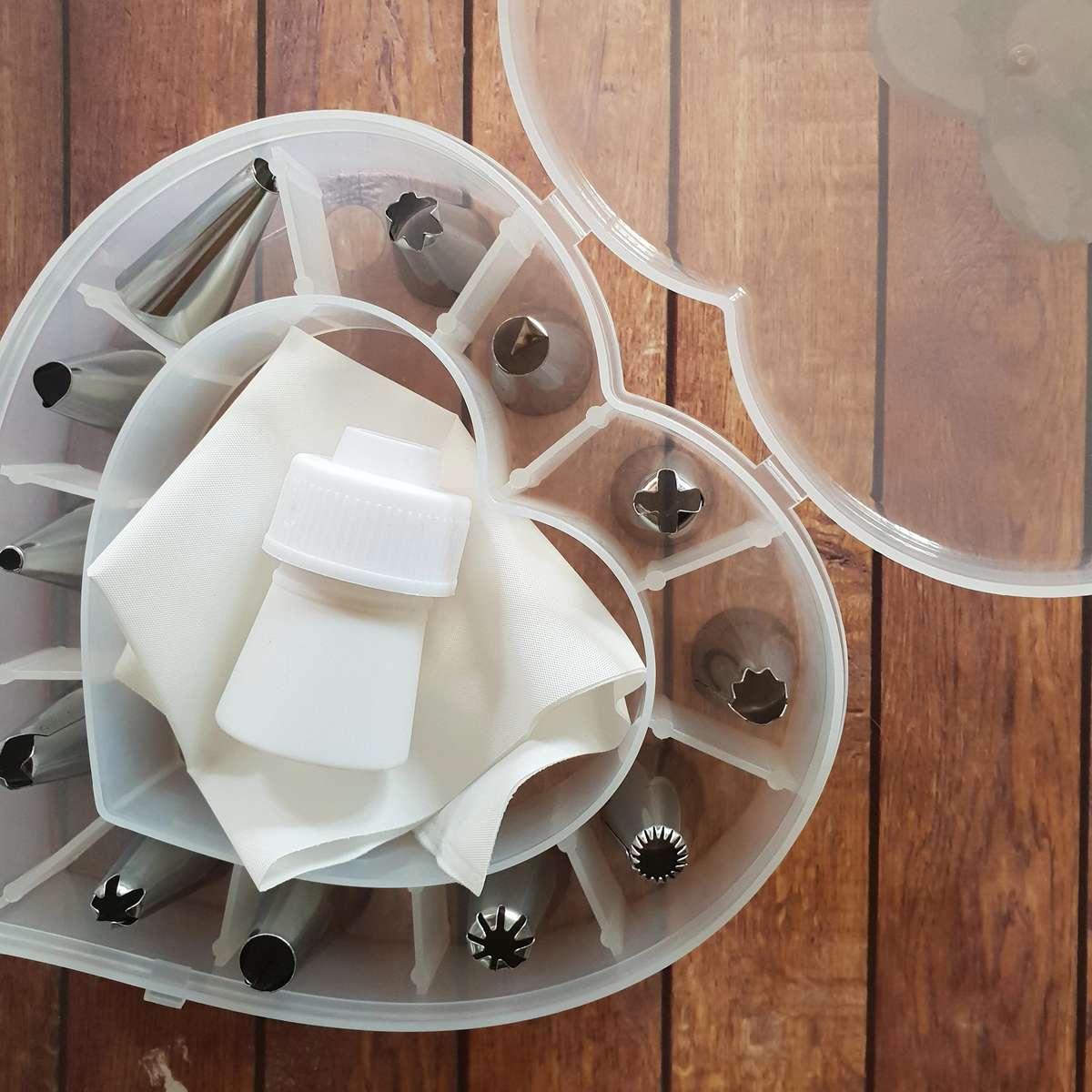 Nozzle and piping bag set in heart container