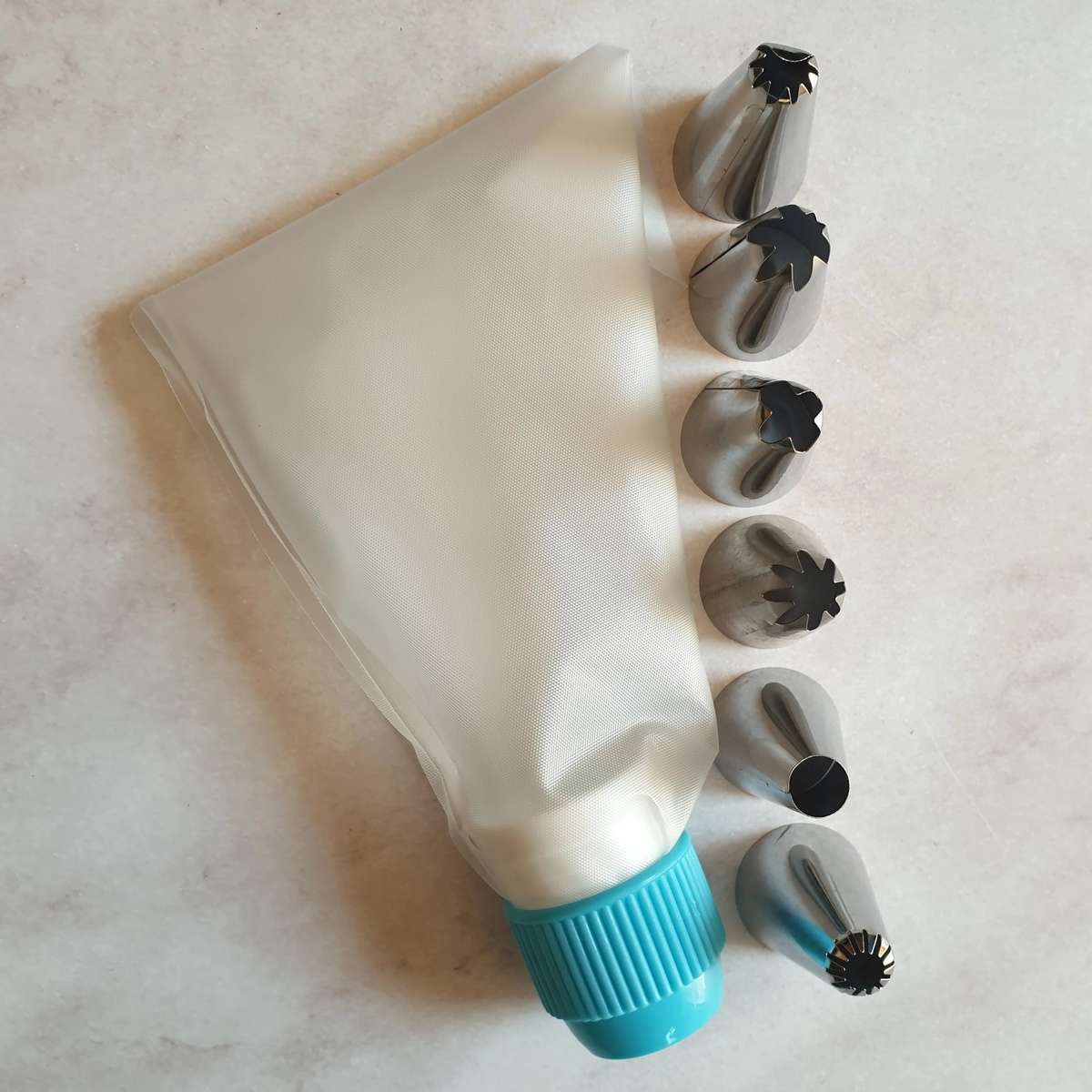 Piping bag with 6 nozzles and connector set