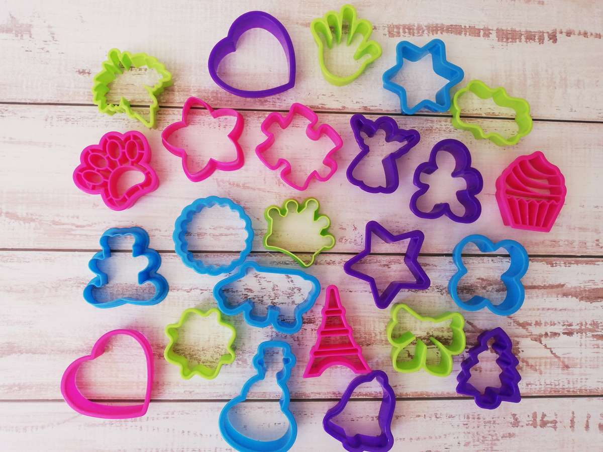 24pc Variety plastic cutters, Paw 5x4.3cm, Eiffel tower 4x5.5cm, Puzzle 5.5x4.5