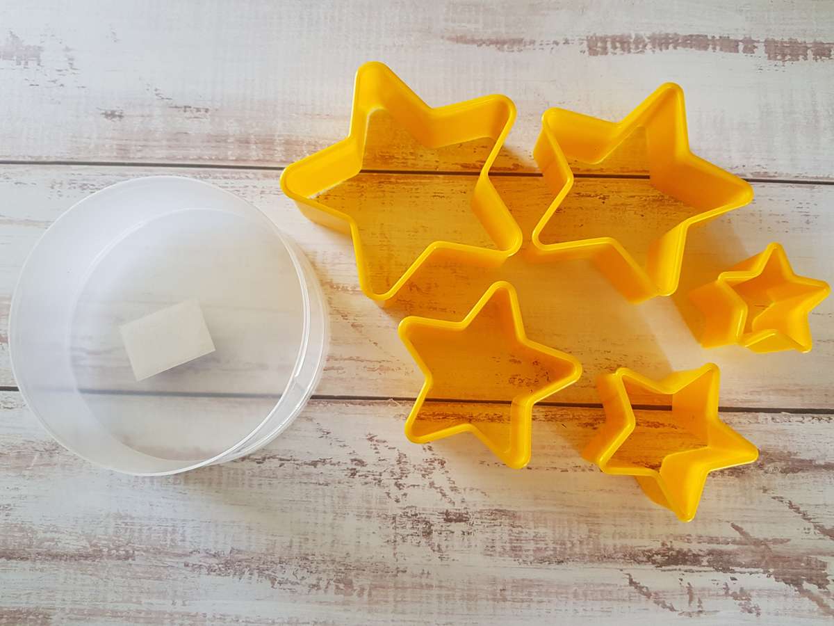 Vocen Plastic Cookie Cutters In a Container Star 5pcs
