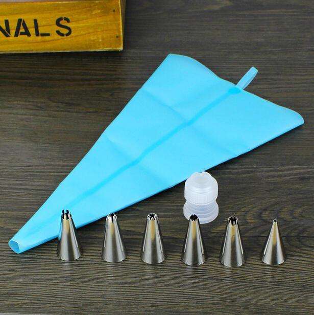 Silicone piping bag and nozzle set, (Nozzles may differ)