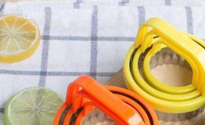 Scalloped edge cookie cutter set round. 3 piece