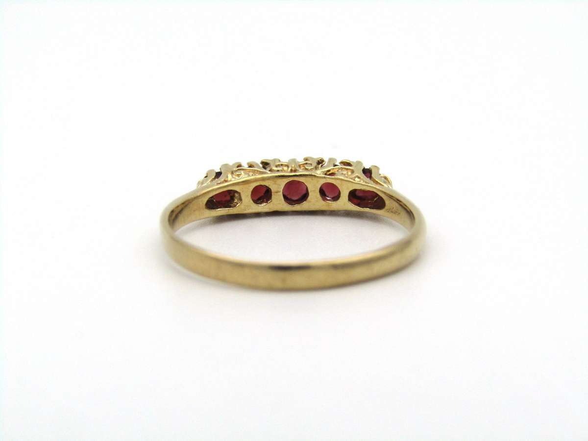 9K gold garnet ring.