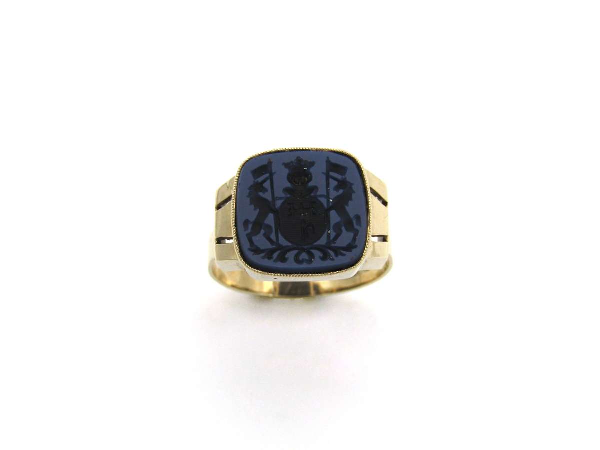 9K gold Art Deco family crest signet ring.