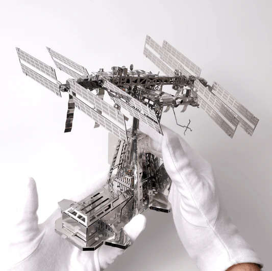 ASTRONAUT'S LDGE MECH-ELECT INTL SPACESTATION 229 PARTS 3D PUZZLE METAL