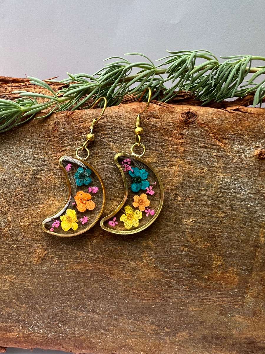 Lace Fynbos in Tiny Moon Shape Resin Jewellery