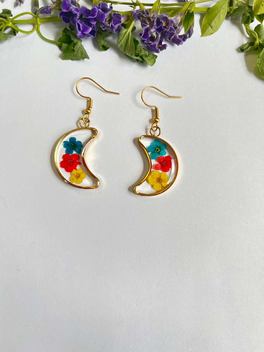 Lace Fynbos in Tiny Moon Shape Resin Jewellery