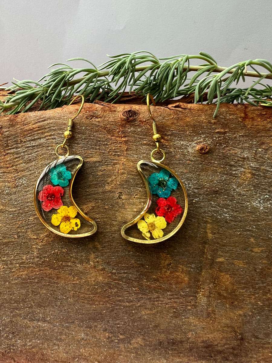 Lace Fynbos in Tiny Moon Shape Resin Jewellery