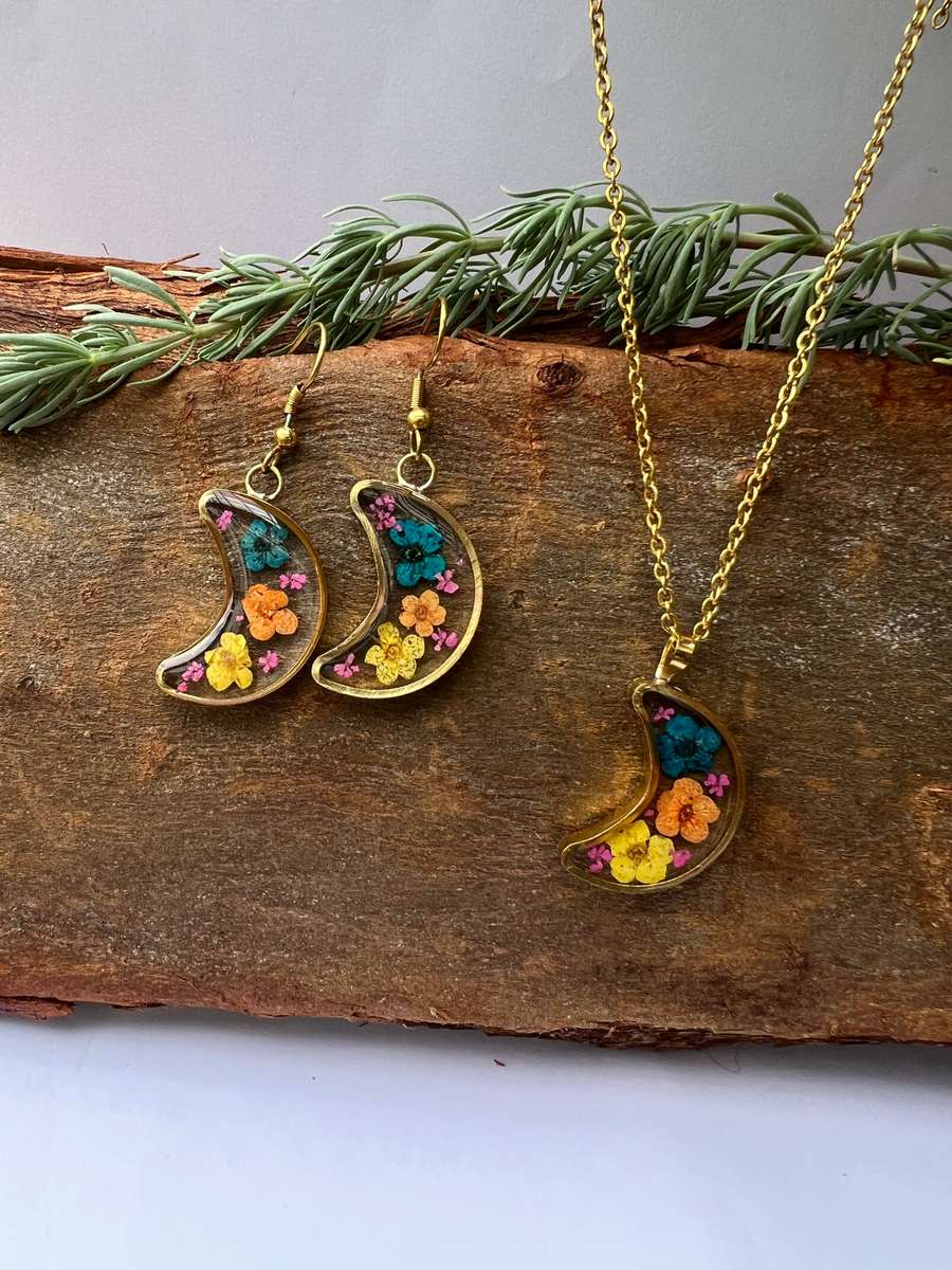 Lace Fynbos in Tiny Moon Shape Resin Jewellery