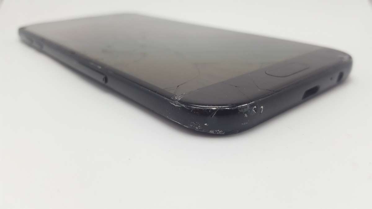 Samsung Galaxy A7 Black 32GB - 2017 Model(SM-A720f) - Cracked Screen - Great for Parts!